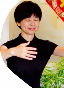 A headshot of Linda Qiu, LAc